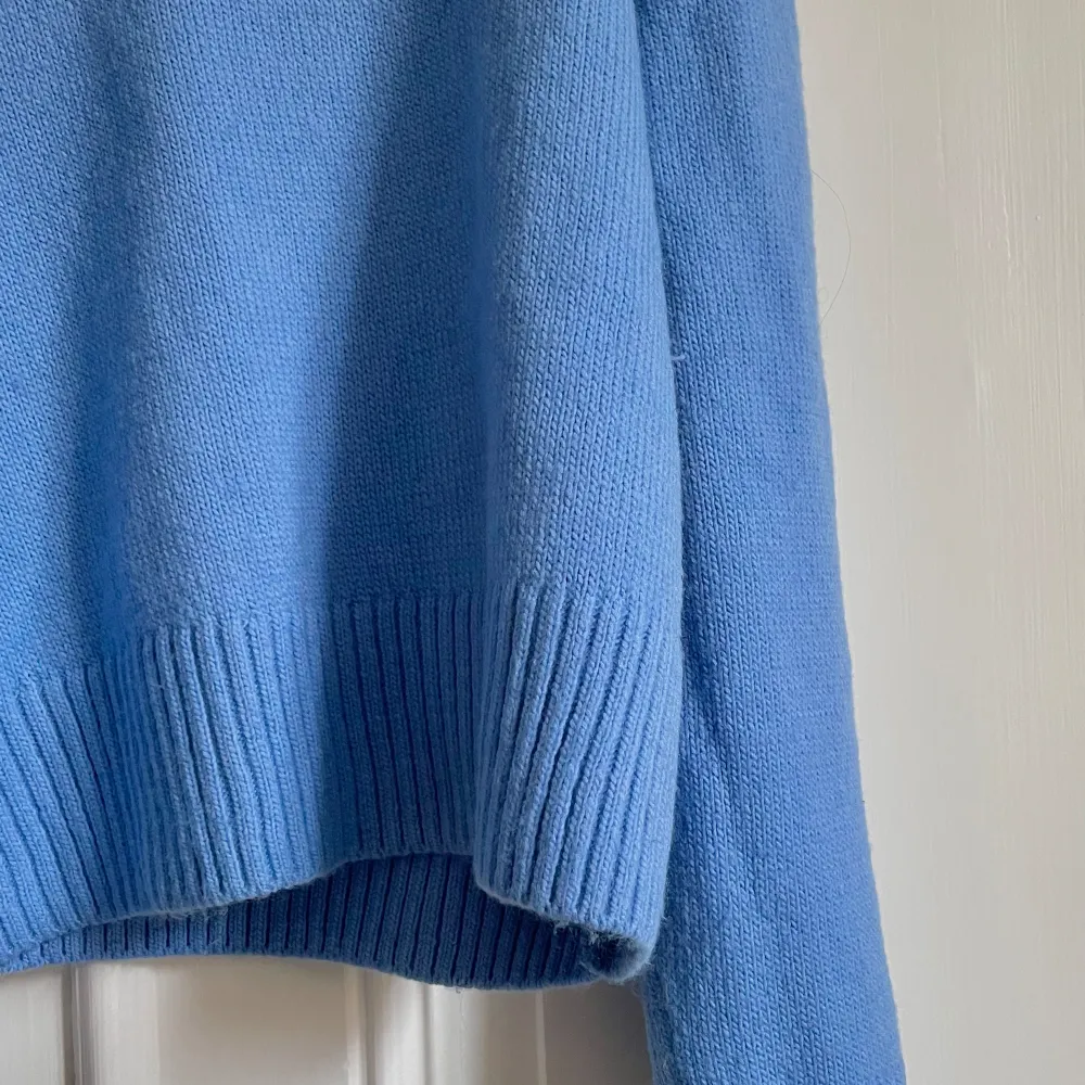 Snygg blå stickad tröja i blått, med turtleneck (hög krage). Aldrig använd därav nyskick, och väldigt fräsch färg. 🩵. Tröjor & Koftor.