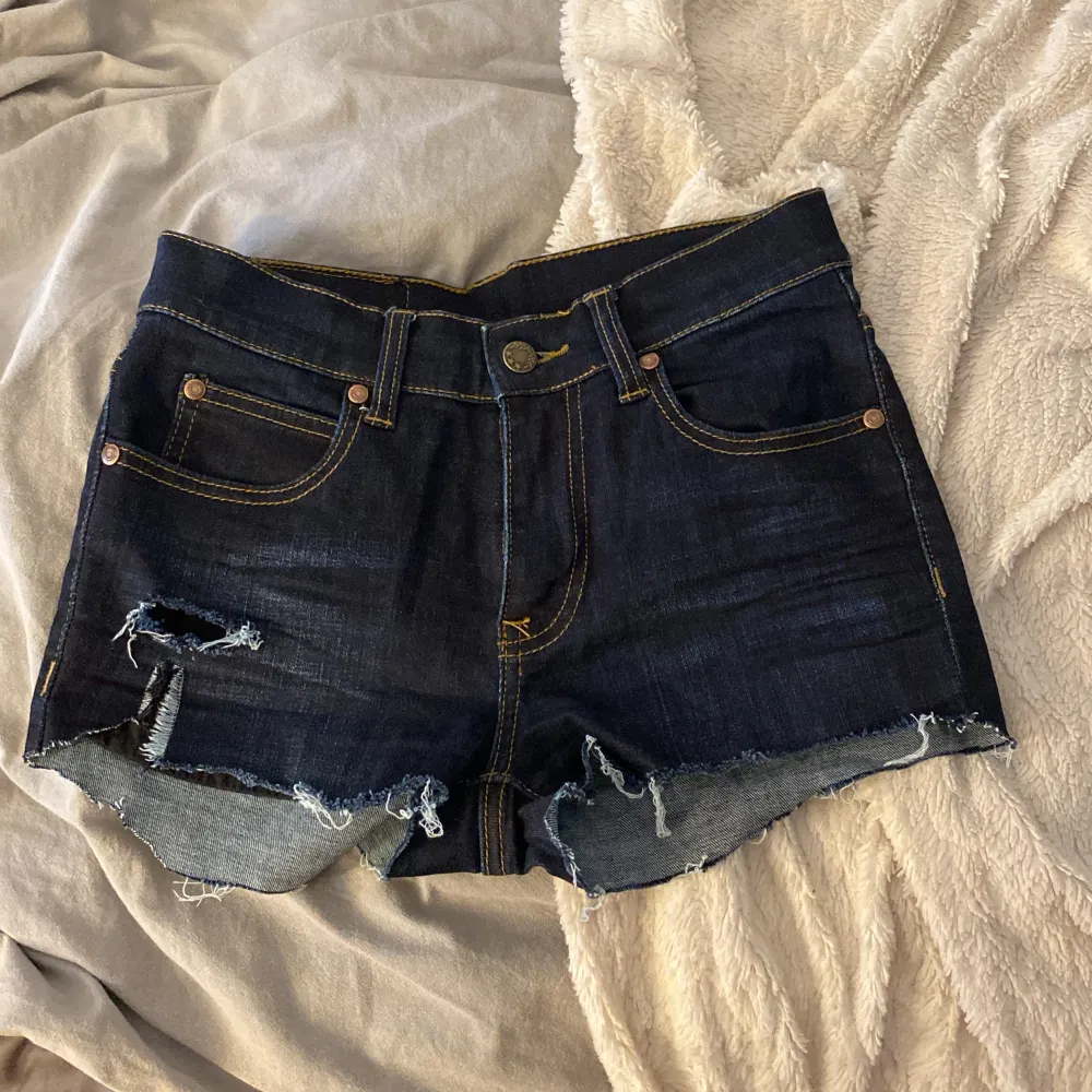 Säljer dessa ursnygga lågmidjade jeansshorts som är lite försmå för mig, perfekta nu till sommaren ❣️. Shorts.