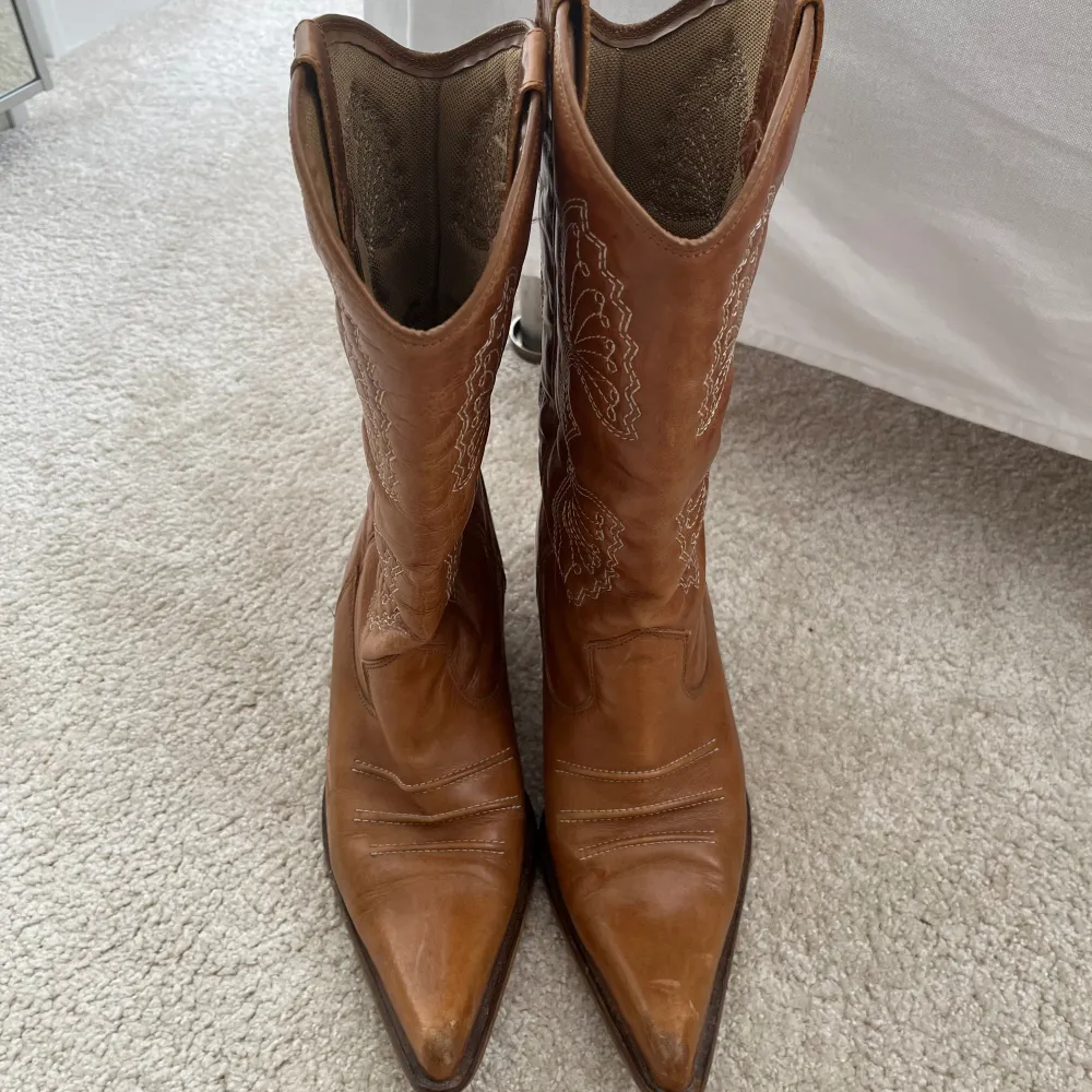 Supersnygga cowboy boots från sixtyseven, vintage och fint skick. Äkta läder.. Skor.