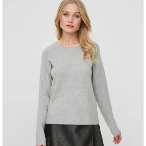 Stickad tröja - Säljer min gråa tröja från vero Moda då den inte kommer till så mycket användning har inte andvänt den super mycket. Är villig att sänka pris vid snabb affär  #stickad tröja #zara #topp