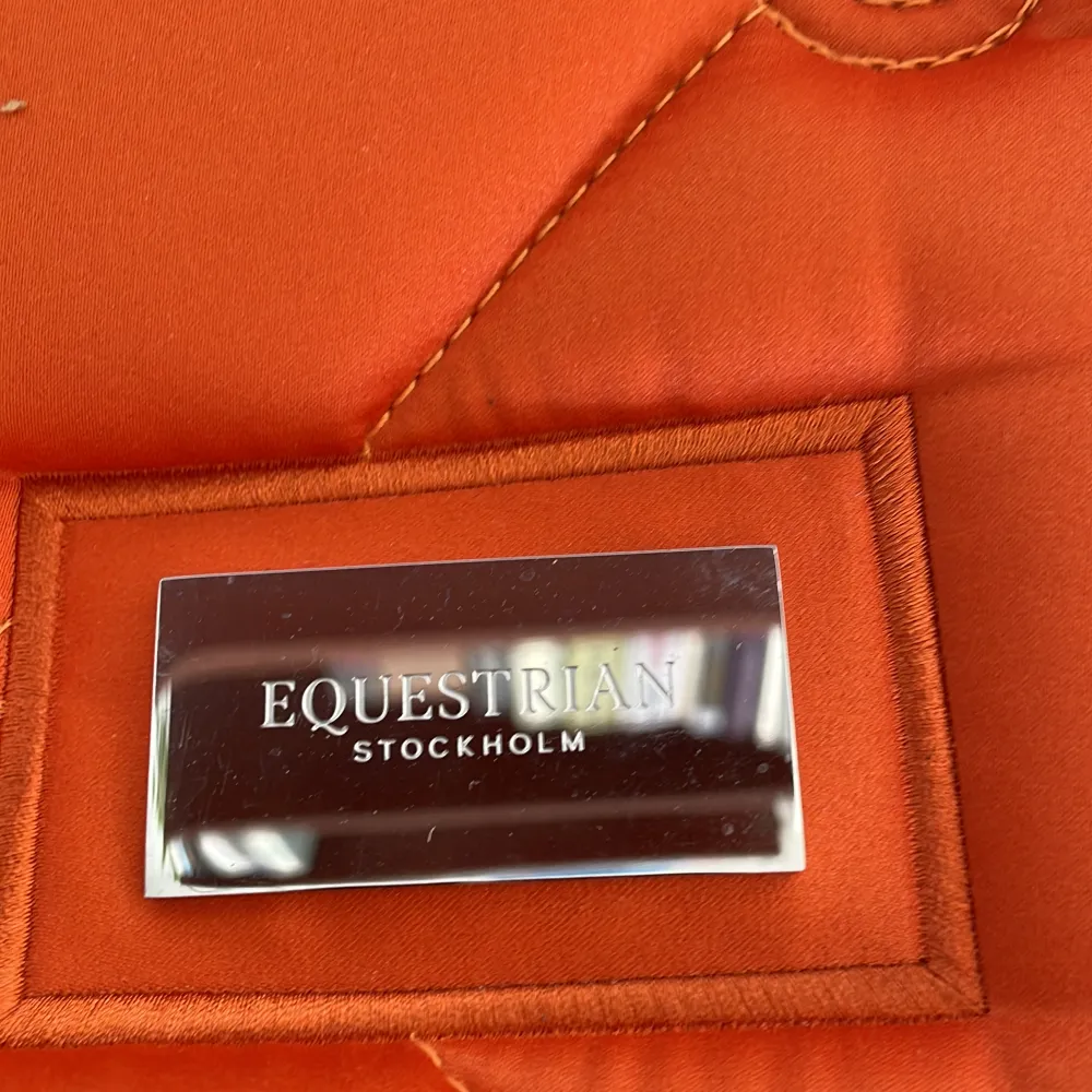 Fint schabrak från Equestrian Stockholm. Äldre modell som jag TROR inte säljs längre. Färgen är orange. Storleken ponny💕. Övrigt.