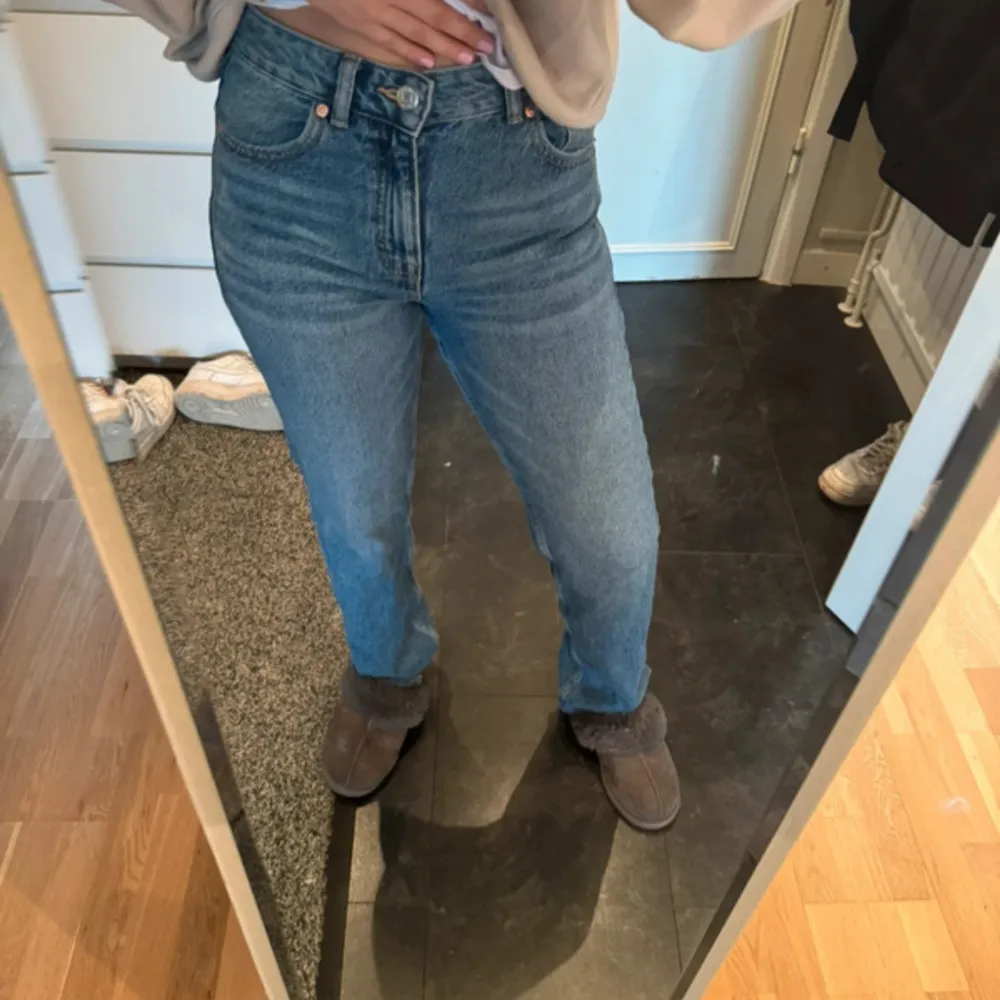 Raka jeans med ”midwaist”, stl 36, från Pull & Bear. Använda 1 gång, nyskick!! Normal i storlek. Jeans & Byxor.