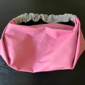 En rosa väska från Cras med strass handtag💕 helt i nyskick endast använd 1 gång🩷