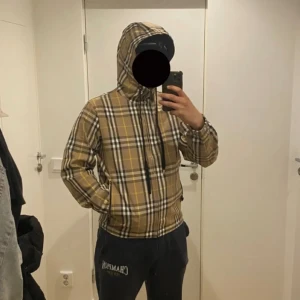 Burberry vind jacka  - Säljer för använder inte längre 