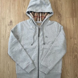 Burberry Hoodie - Jätte snygg Burberry zip i storlek L men passar även M väldigt bra. I ny skick då ja endast använt den ett par veckor. Säljer eftersom den inte kommer till användning. Bästa priset du kommer hitta!  Lappar och påse kommer med.