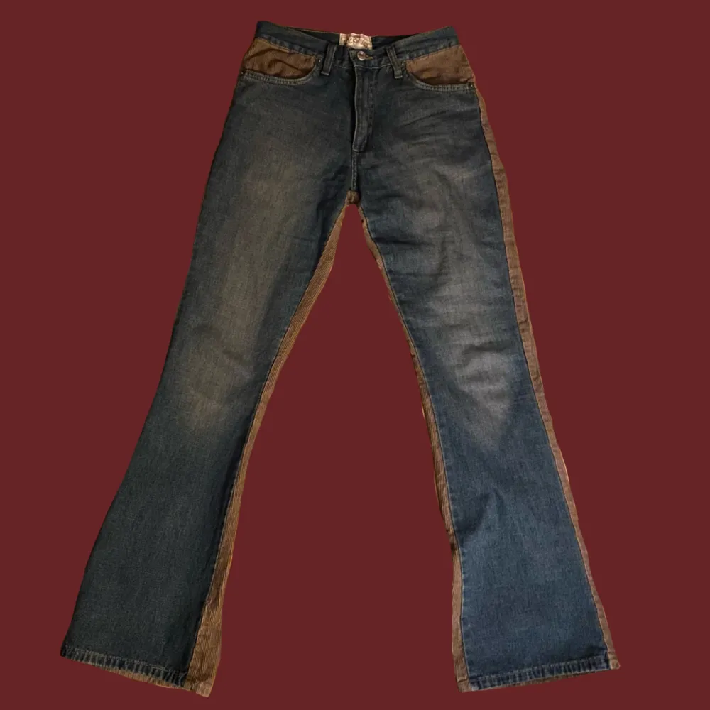Jättesnygga vintage flare/bootcut jeans från rockwood med corduroy! Köpta secondhand, oanvända, tyvärr för små för mig! :( Pälsdjur i hemmet!. Jeans & Byxor.