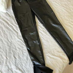 SKINNBYXOR med slits - Helt nya aldrig använda. 