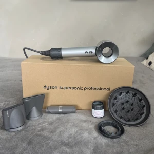 Dyson supersonic professional - Säljer denna helt nya dyson supersonic professional, som endast är testad 1 gång. Nypris 3600 kr