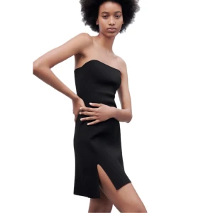 Stickad bandeau miniklänning - Perfekt bandeau klänning från Zara! Endast använd 1 gång så den är som ny! Den är i ett jättefint stickat material💕