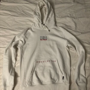 Helly Hansen X Sweet Skbts - Säljer snygg hoodie som bara tar en massa plats i garderoben, har varit för stor för mig i flera år och har ej kommit till någon användning
