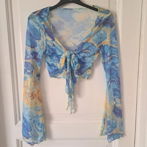 Sommar kofta - Har knytband som man antingen kan knyta i en rosett, knut, eller bara låta hänga (kan skicka fler bilder vid intresse) väldigt stretchigt material