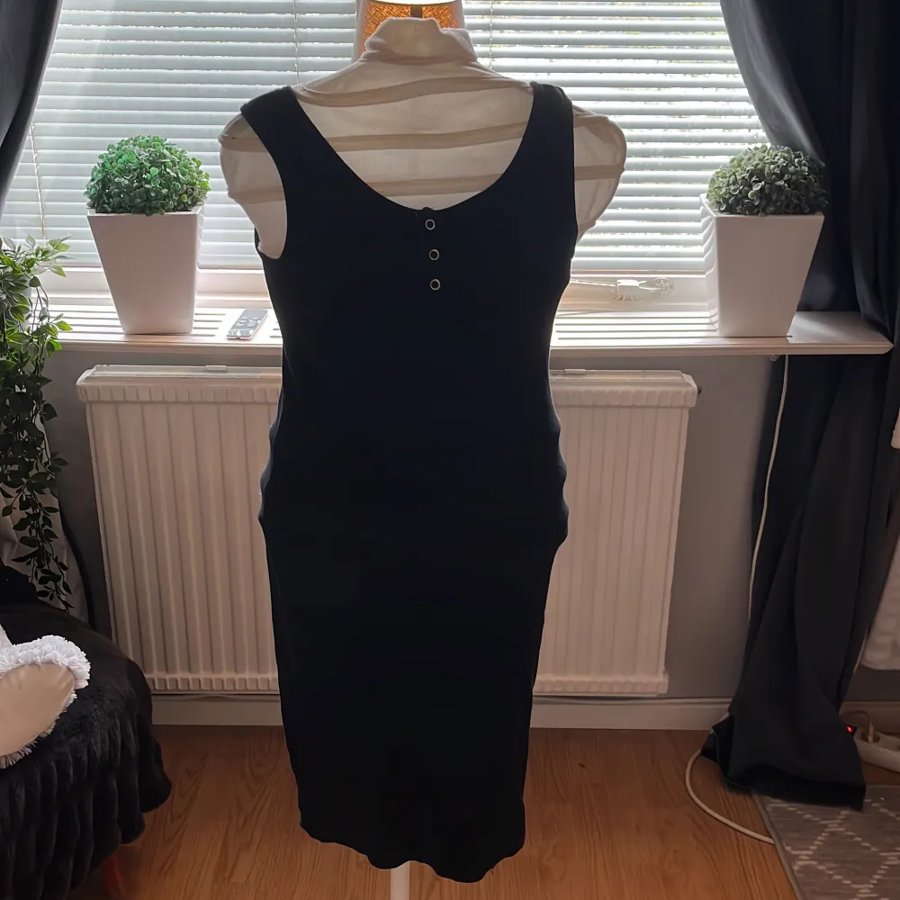 Säljer denna svarta klänning i 170 för att den inte kommer till andvändning.. Klänningar.