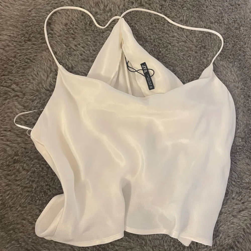 Ett vitt linne i satin som jag köpte för längesedan på Zara men som tyvärr aldrig har kommit till användning 🤍 Välkommen att kontakta mig om frågor finns!💕💕. Toppar.