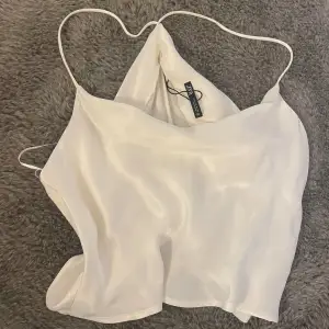 Ett vitt linne i satin som jag köpte för längesedan på Zara men som tyvärr aldrig har kommit till användning 🤍 Välkommen att kontakta mig om frågor finns!💕💕