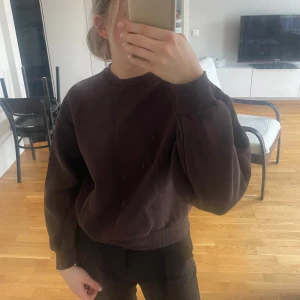 Brun sweatshirt - Säljer min mörkbruna sweatshirt från Gina tricot