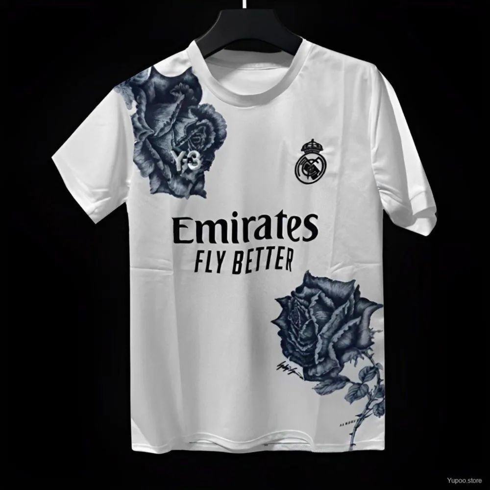 Säljer en real Madrid jude bellingham på special edition Y-3, kom med bud, !!OBS förebeställ den!!. T-shirts.