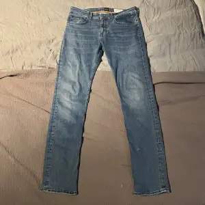 Säljer nu ett par riktigt snygga Hugo Boss jeans i modellen Delaware som är Slim fit. Storlek 33/34 men sitter som 32 i midjan. Skick: 9,5/10