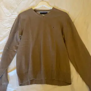 Tommy Hilfiger sweatshirt  Storlek M men passar mer S Ljusbrun/beige i färgen och inga fläckar 