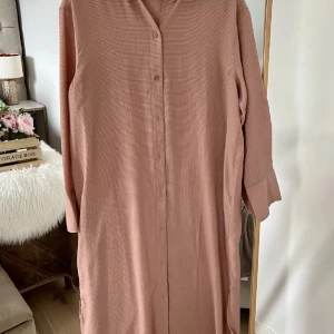 Flowy rosa skjorta  - Använd bara en gång! Jättefin och passande för varmt väder☀️🌸 om ni har funderingar kontakta gärna!