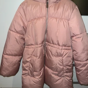 Jacka för tjejer - Säljer jacka för tjejer som är 10 år, storlek 140, den är ny utan prislapp 