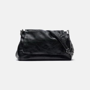 Zara väska - Säljer min zara väska som är i fint skick, säljer då jag inte använder den längre! Nypris: 399kr🫶🏼 Mått- höjd x bredd x djup: 18 x 30 x 13,5 cm