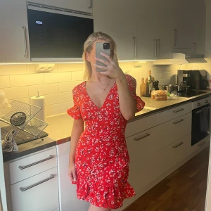 Blommig klänning - Så fin blommig klänning som jag använt en gång. Dragkedja i ryggen. 