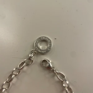 Thomas Sabo armband - Säljer mitt Thomas Sabo armband i silver med 2 berlocker. Säljer då jag använder guld smycken! Det är ganska gammalt men är i bra skick då det har använts försiktigt💗