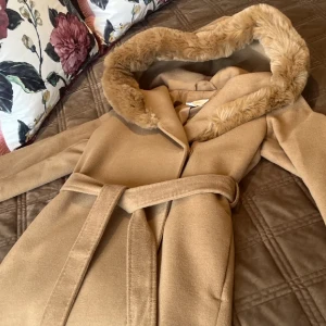 Kappa beige  - Jättefin kappa, använt den bara två gånger. Om ni vill ha mer info kontakta mig bara🌸