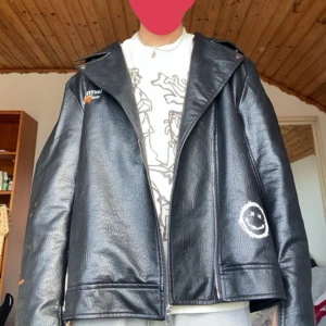 OPIUM Läderjacka - Väldig cool läderjacka. Använt den aldrig. Köpt från Plick. 
