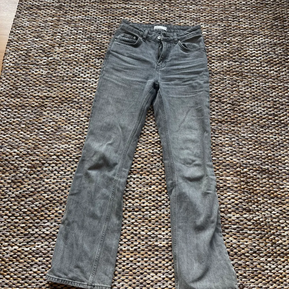 Säljer mina superfina jeans från Gina Tricot, de är i modellen los Waist bootcut, stl 34. Sparsamt använda. Säljer för 200, nypris 500kr. Jeans & Byxor.
