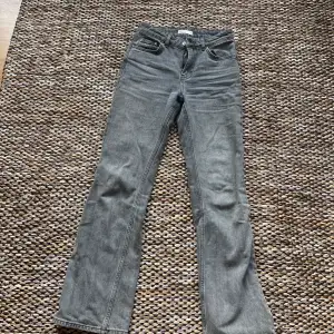 Säljer mina superfina jeans från Gina Tricot, de är i modellen los Waist bootcut, stl 34. Sparsamt använda. Säljer för 200, nypris 500kr