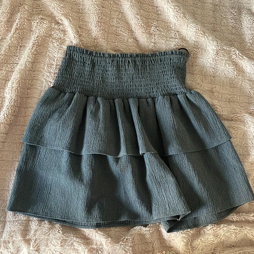 Jätte fin kjol från mayla!! Storlek: 36 (s) och nypris: 400kr💗 Säljer för att den är för liten för mig!! Skriv för fler bilder🤞 buda gärna eller köp direkt för 300kr. Kjolar.