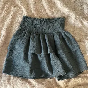 Jätte fin kjol från mayla!! Storlek: 36 (s) och nypris: 400kr💗 Säljer för att den är för liten för mig!! Skriv för fler bilder🤞 buda gärna eller köp direkt för 300kr
