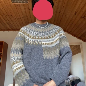 Tjock ich mysig Knitwear  - Använt den ganska ofta men finns inget fel med den. Den är väldig mysig att ha på sig speciellt under vintern.
