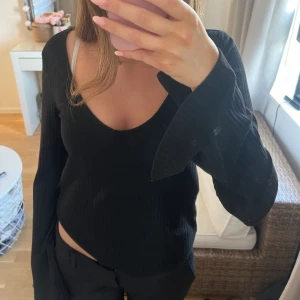 Svart tröja  - En fin basic svart långärmad tröja ifrån nelly med slits i armarna, den är i väldigt bra skick eftersom den inte använts många gånger alls! Den är i storlek xxs men storleken är stor så den passar på S🩷🩷