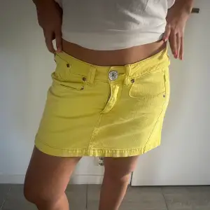 Ursnygg gul kjol köpt ett tag sen, sååå snygg och stretchigt jeans material. Passar till allt och helt perfekt nu till sommaren!!!😍😍😍 Står large men passar nog mer strl M