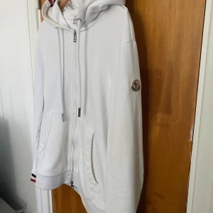 Moncler kofta  - Hej,  moncler kofta som jag haft i drygt två år.  Inget kvitto då jag inte sparar sånt.  Säljs då den inte passar mig längre,  Storlek L  Finns i Borås.