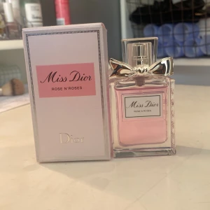 Miss dior parfym - Miss dior parfym roses n roses 30ml har endast använt den 1-2 ggr köpte för 785kr💗