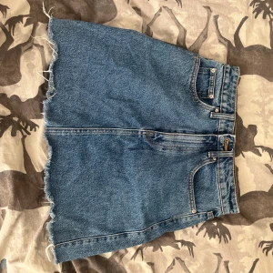 Superfin blå jeanskjol - Kjolen är i jättebra kvalitet med bra tyg. Har använt den en del men den är fortfarande i väldigt bra skick. Säljer den eftersom den är lite för tight för mig nu.