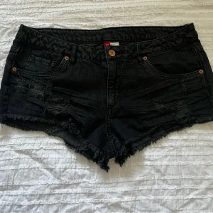Jeans shorts  - Svarta jeansshorts från H&M, använda ett fåtal gånger och i bra skick. Storlek 38. Midjemått 80 cm, grenhöjd 21 cm. Använd gärna KÖP NU om du vill köpa. Priset går inte att diskutera.