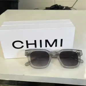 Säljer nu mina chimi 04 grey solglasögon då jag har köpt ett par nya. Solglasögonen är i ett bra skick och inga repor finns på dem. De är köpta på chimis hemsida och boxen tillkommer självklart. Priset kan diskuteras
