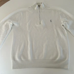 Ralph lauren half zip vit - Inköpt från best of brands för 2300 kr, bra skick, knappt använd utan några skador