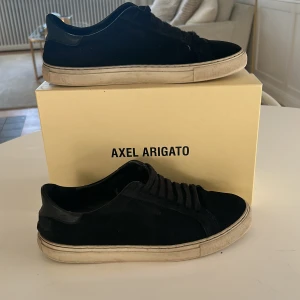 Arigato skor i mocka, svart  - Hyggligt skick utan nåra direkta skador på skon men ser lite slitna ut 