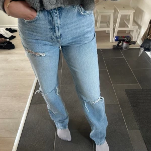 Blå jeans med hål - Blåa jeans med hål från Gina Tricot, ganska höga i midjan❣️