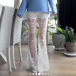 Spets byxor - SÅÅÅ SNYGGA spetsbyxor!! Köpt i Paris men har alldeles för mycket kläder som jag inte hinner använda så säljer dessa vidare🥹 Perfekta till fest eller en studentmottagning! Skriv privat för fler bilder eller frågor! Ursprungspriset var på 500kr💕