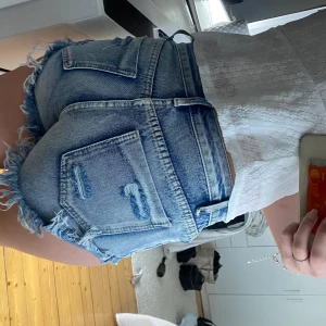 Jeans shorts - Jeans short från shein, jättefina men som syns på 2a bilden är dom tyvärr försmå. Skulle säga dom är i storlek XS eller liten S, själv är jag S.  Helt nya endast testade med prislappar. 