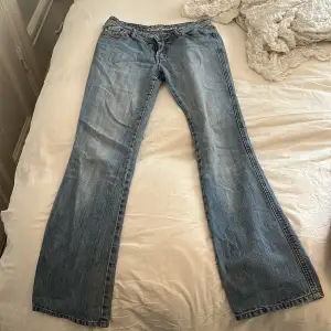 säljer mina dröööm jeans som jag köpte i Paris denna helgen! De är dock gränsfall för små och säljer vidare pga det! Tvätten, längden, lågmidjade allt är perfekt! Röd broderier på fickorna mått: midja 66 och hips 92 innerbenslängd 78 cm, låååånga