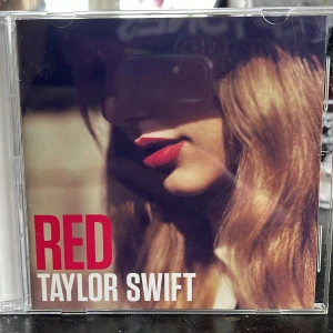 Red - Taylor Swift - cd-skiva - Taylor Swift Red cd-skiva i bra skick! Inga skador på skivan, någon liten repa på omslaget. Använd köp nu!