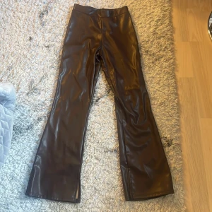 Skinnbyxor - Skinnbyxor i färgen brun! Super fina byxor som är använda få gånger! Är en mellan variant i midjan, inte så lågmidjade men inte heller på andra hållet! Säljer då det är försmå.. köpte för 300kr säljer för 150kr! Hör av dig om du vill ha fler bilder!