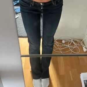 Zara jeans - Säljer ett par mörkblåa jeans, där jag sytt på stjärnor på båda fickorna där bak samt en slit längst ner, se sista bilden!  Passar mig som är runt 167